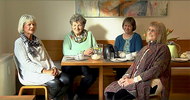 4 Wohnfrauen an der KAffeetafel im Gemeinschaftsraum